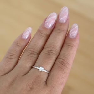 Anel Solitário com Fio Trançado Cravejado